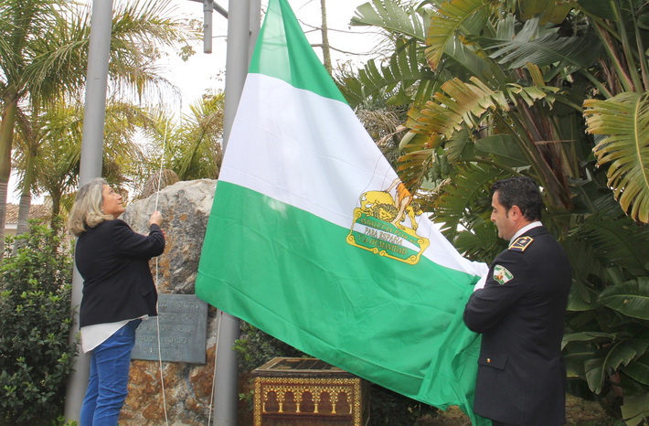 Almu��car celebra el D�a de Andaluc�a con el izado de la bandera y aire flamenco
